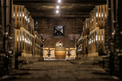 Istorijski podrum Vinarije Čoka sa barik buradima i vinom